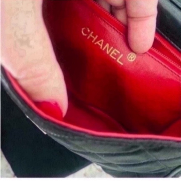 VINTAGE CHANEL Black Quilted Crossbody Bag with Chain - Picture 4 of 8